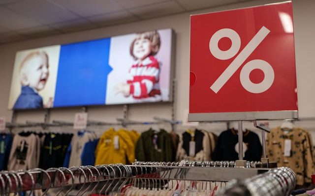 השפעת הצבע בעיצוב שלטים – איך למשוך תשומת לב?
